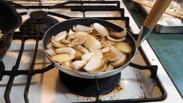 玉ねぎと鶏肉と調味料を煮込む